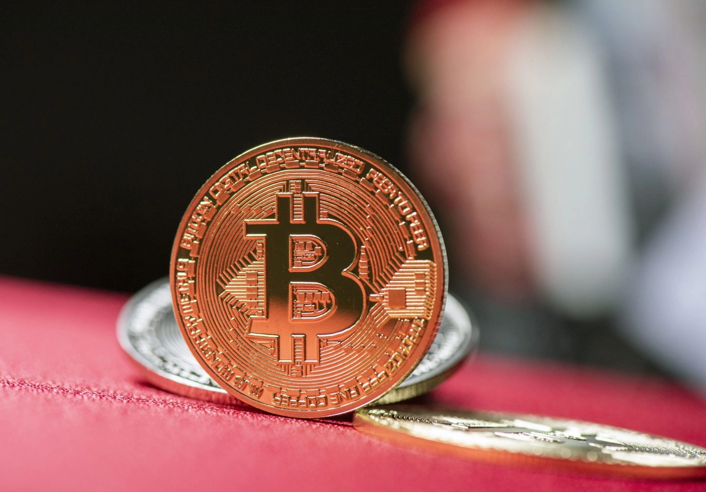 Đức chuyển 400 Bitcoin lên sàn, Mỹ chuyển Ethereum sang ví không xác định